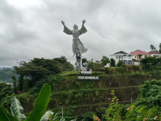 Благословение Христа - статуя в Индонезии