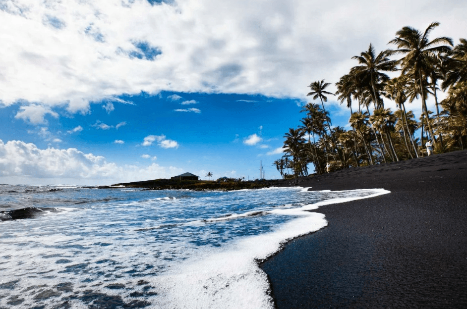 Черный пляж на Гавайях