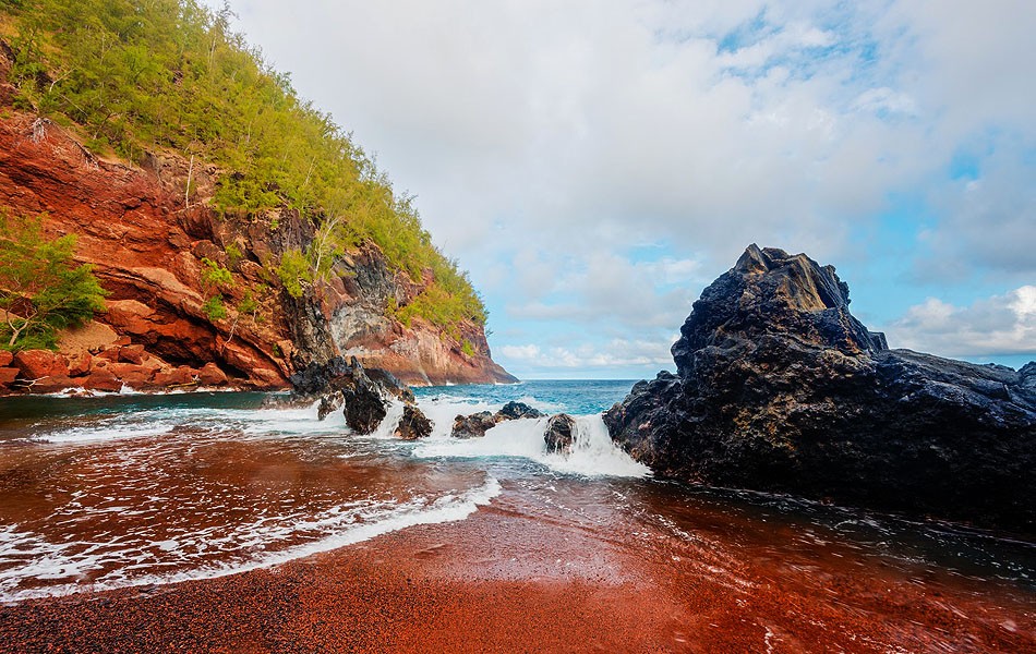 Красный пляж на Гавайских островах