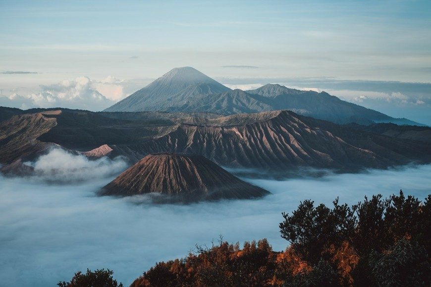 Вулканы парка Комодо в Индонезии